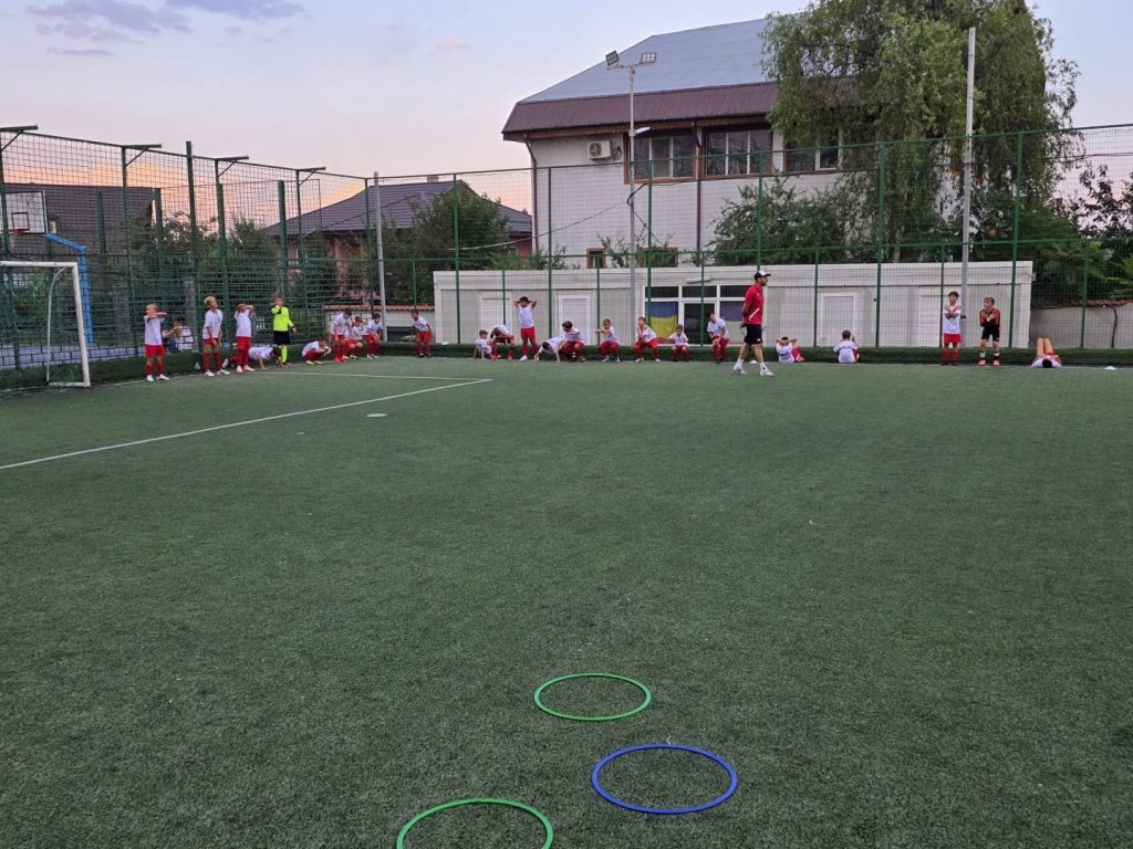 Grupa 2015–2016 de la ACS Unirea Dobroești, condusă de George Marinescu, impresionează prin unitate și pregătire fizică