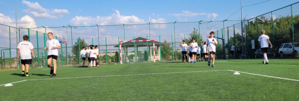 Antrenorul Alin Florea modelează caractere la grupa 2013–2015 a clubului ACS Unirea Dobroești